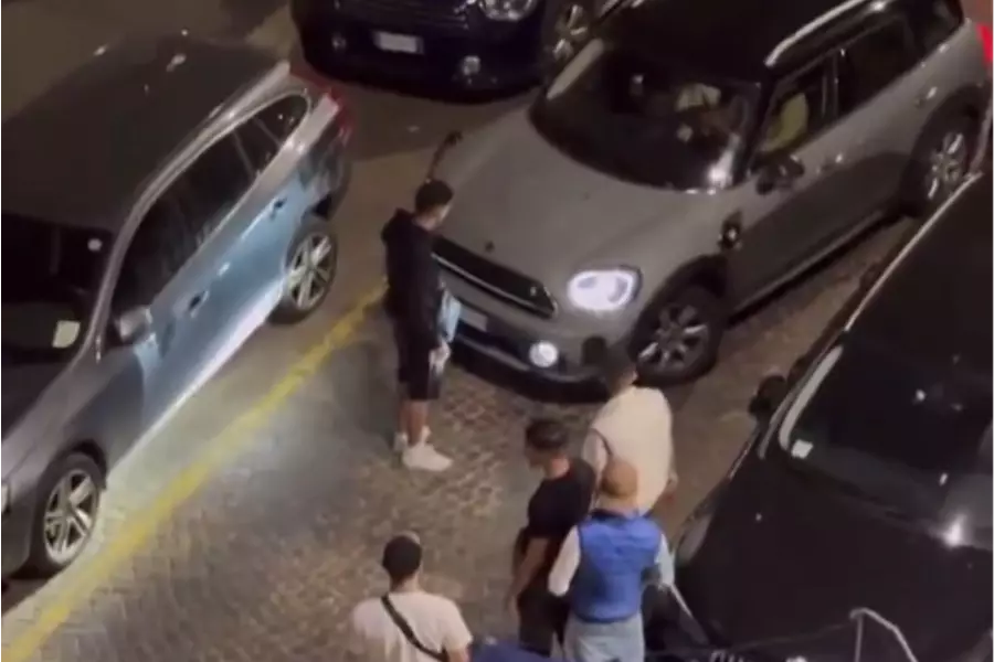 В Милане, спасаясь от группы молодых парней, водитель сбил пять из них