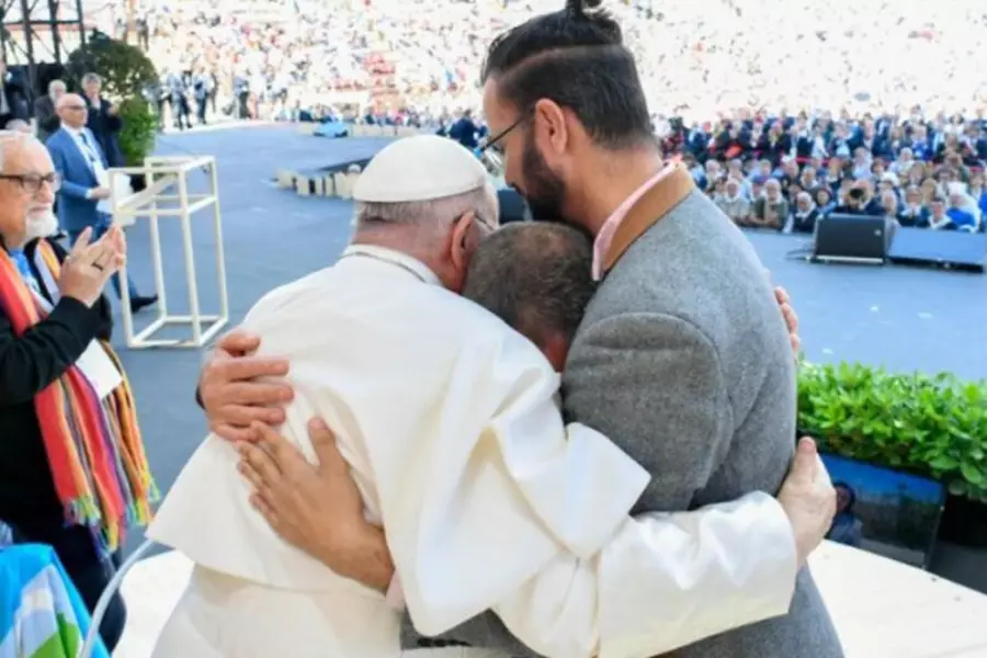 На сцене в Вероне Папа Франциск одновременно обнялся с израильтянином и палестинцем