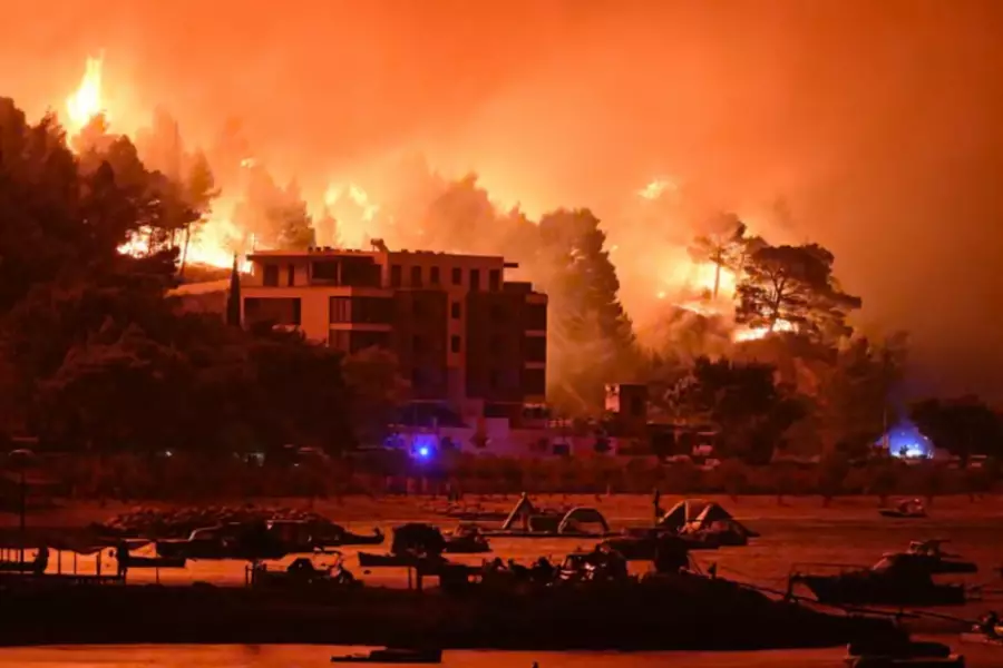 Пожар на побережье Хорватии привёл к жертвам и массовой эвакуации