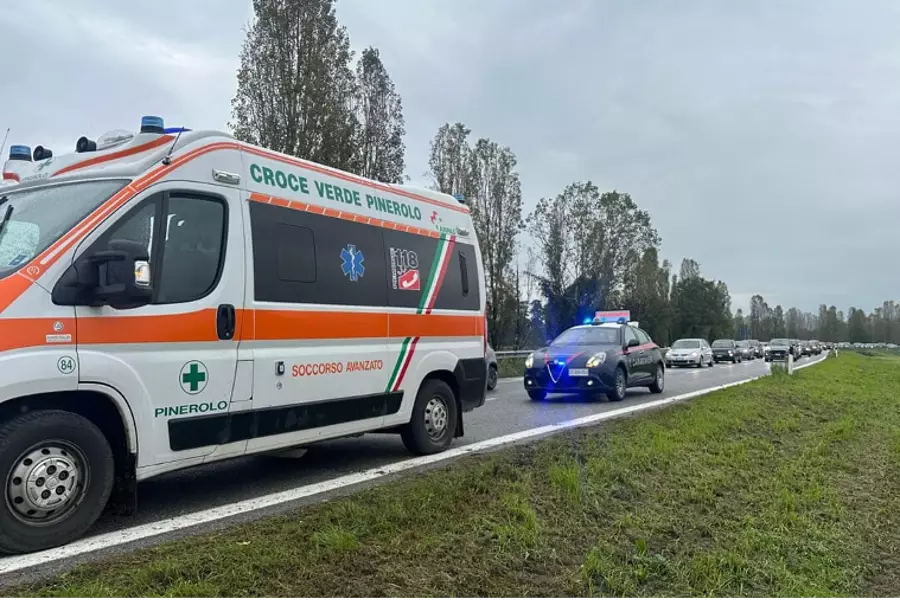 Смертельная авария на кольцевой дороге Пинероло: мотоцикл врезался в ограждение