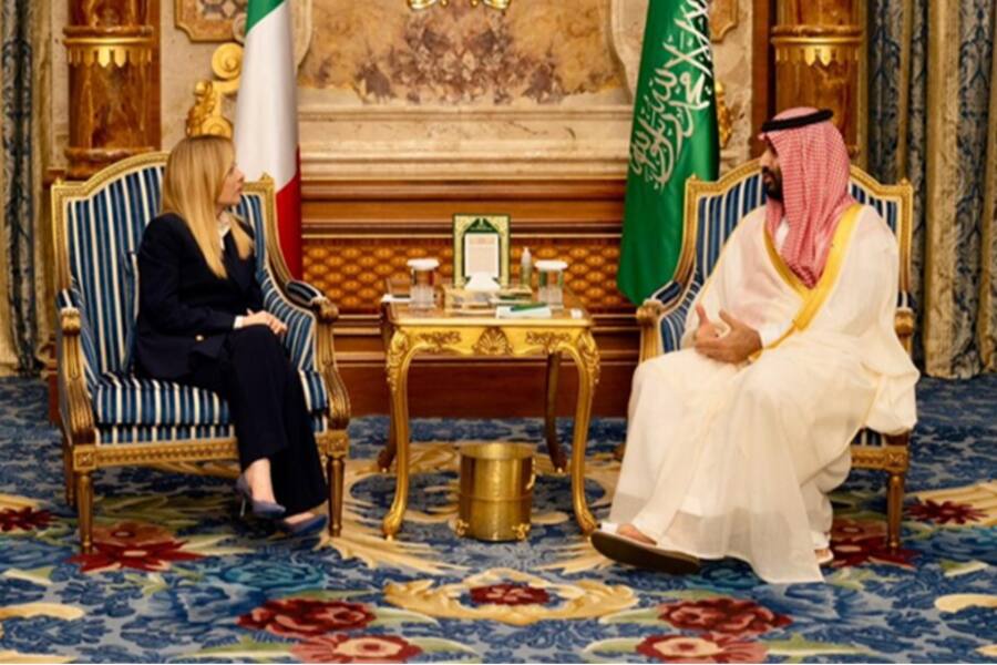 Мелони срочно отправилась в страны Персидского залива