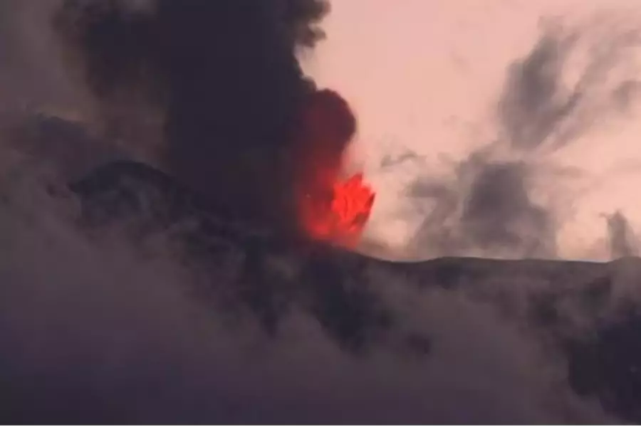 Вулкан Этна набирает силу – дождь из вулканического пепла обрушился на Катанию