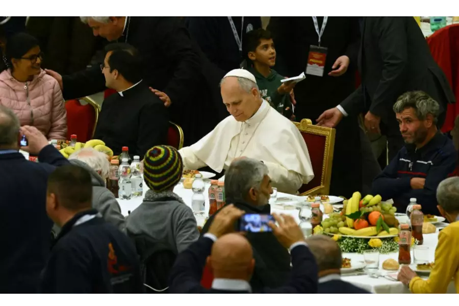 Папа Лев XIV обедал с бедными в Ватикане: 12 000 верующих на площади Сан-Пьетро