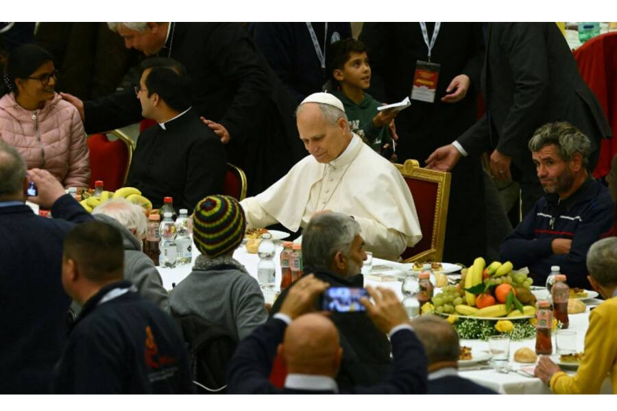 Папа Лев XIV обедал с бедными в Ватикане: 12 000 верующих на площади Сан-Пьетро