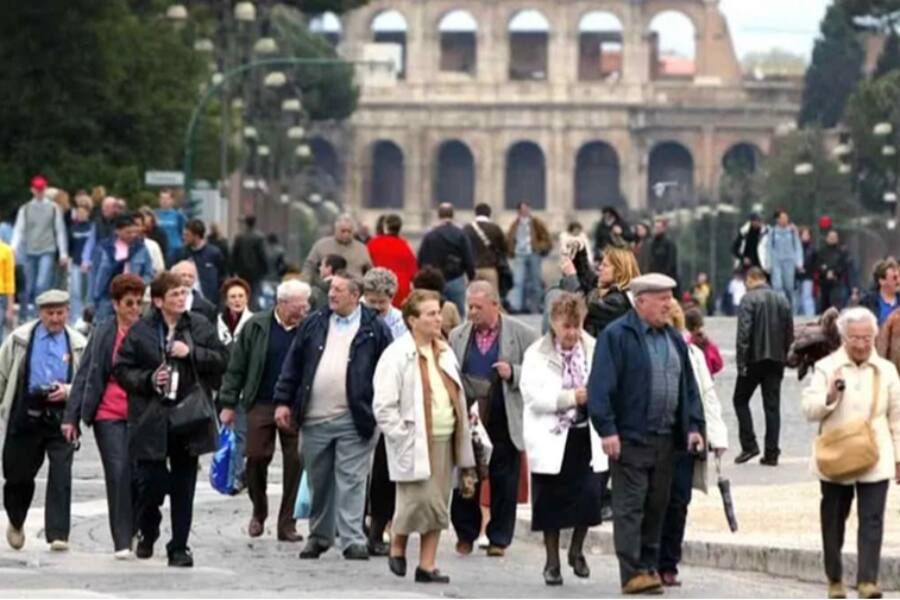 Рождаемость падает, но население держится: тревожный сигнал для Италии