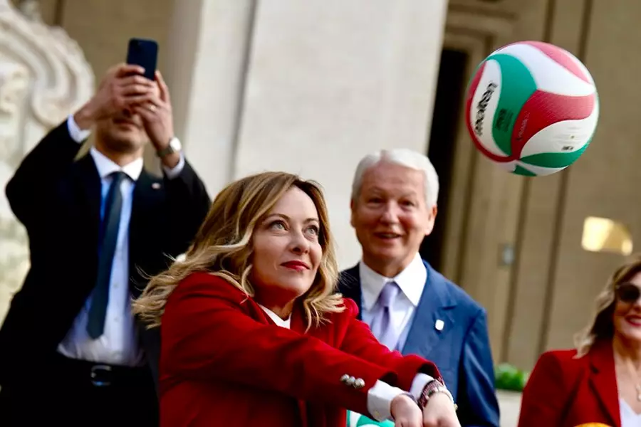 Премьер-министр Мелони играет с волейболистами в Палаццо Киджи