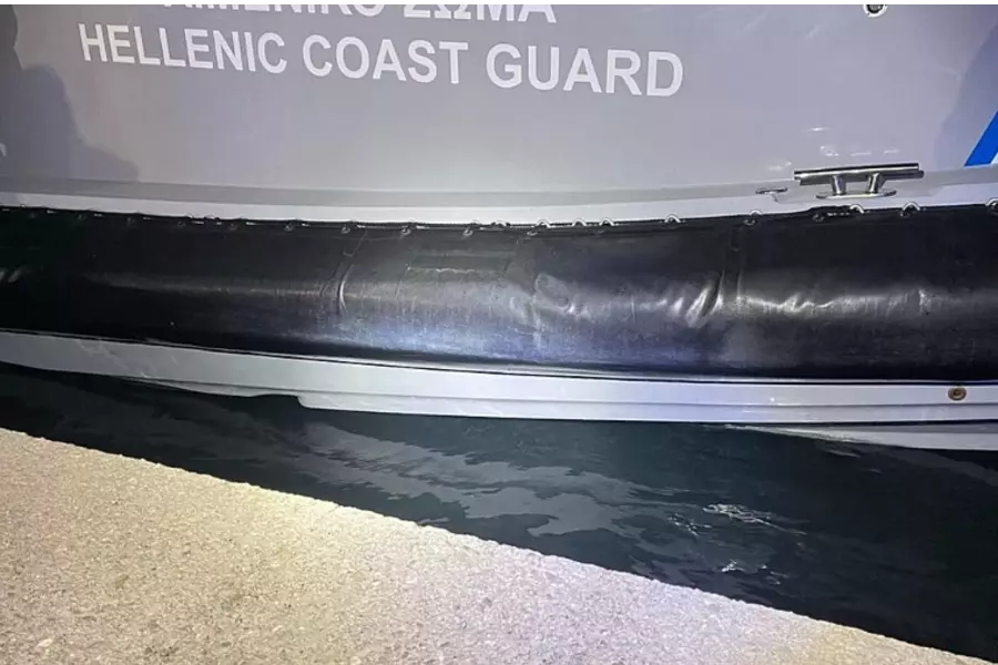 У острова Хиос столкнулись катер мигрантов и судно береговой охраны Греции