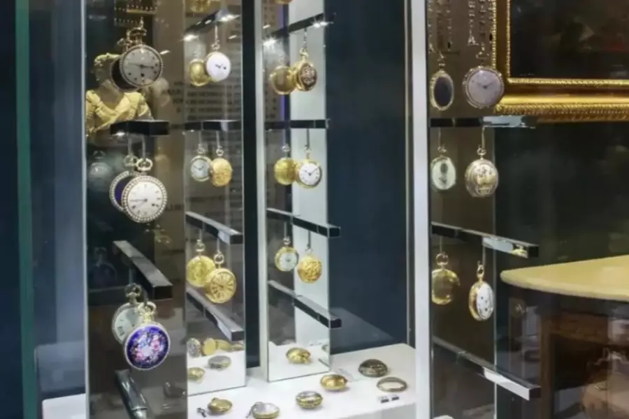 Из королевского дворца под Турином похитили 26 старинных часов на 150 тысяч евро