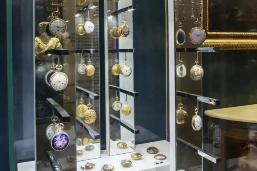 Из королевского дворца под Турином похитили 26 старинных часов на 150 тысяч евро