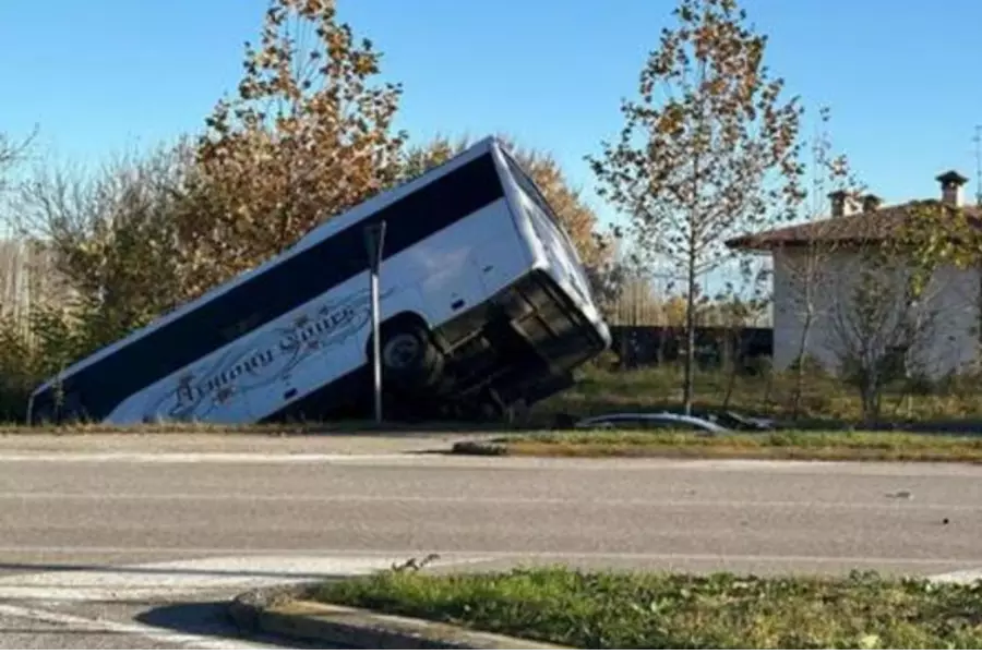 ДТП: Автобус со школьниками после столкновения выехал кювет