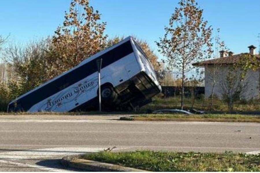 ДТП: Автобус со школьниками после столкновения выехал кювет