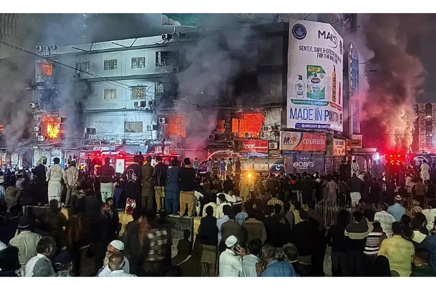 Пакистан - пожар в торговом центре Карачи: не менее 14 погибших, десятки пропали без вести