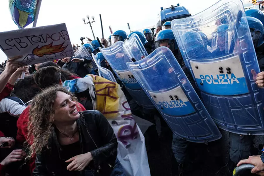 В Неаполе прошли столкновения между полицией и протестующими против генерала Ванначчи