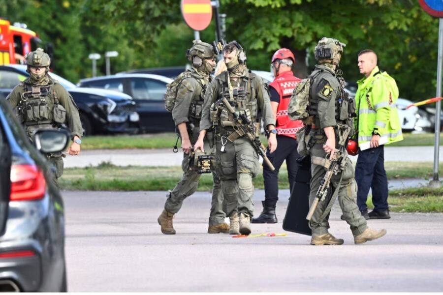 В школе Швеции мужчина с мечом тяжело ранил трёх человек