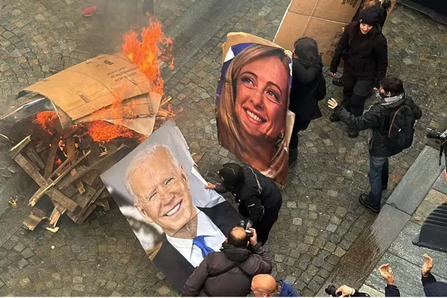 В Турине во время шествия против политики G7 сожгли плакаты с лицами Байдена и Мелони