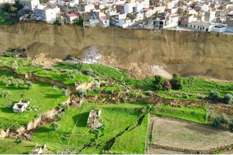 Мелони посетила Нисчеми после оползня и пообещала быстрые меры: «1997 год не повторится»