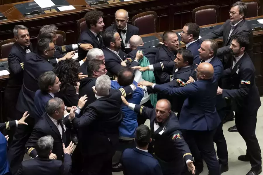 В среду в парламенте Италии произошла драка из-за регионального самоуправления