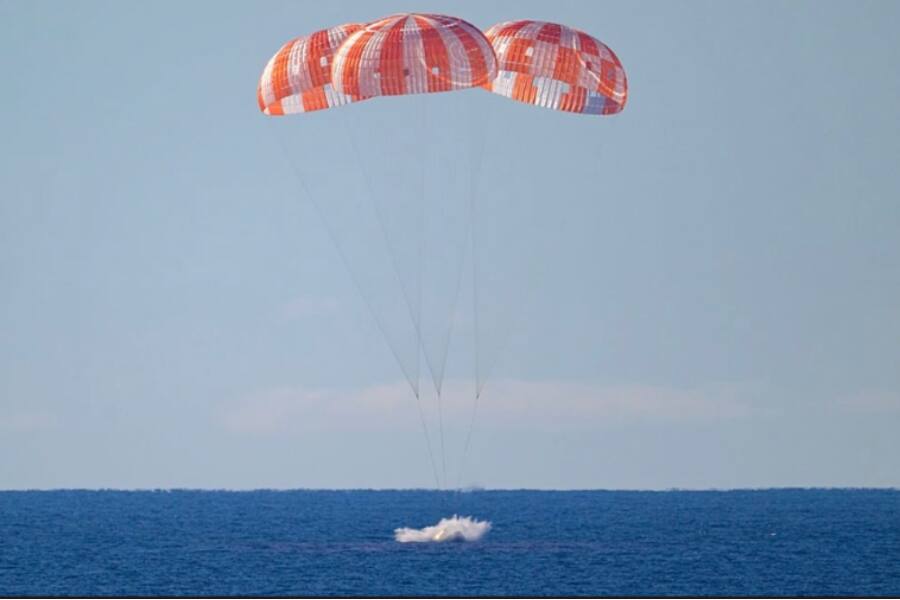 Artemis II вернулась на Землю после рекордного полёта вокруг Луны