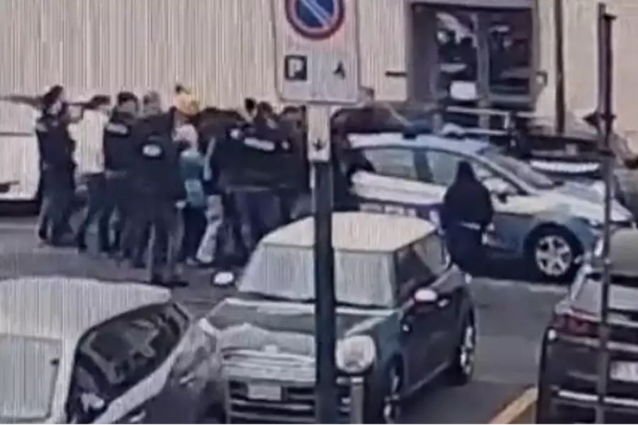 В Турине толпа напала на полицейскую машину, в которой находился задержанный марокканец