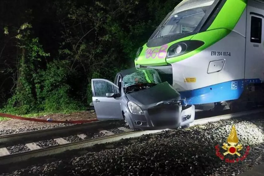В районе Брешии поезд сбил автомобиль, погибла женщина-водитель