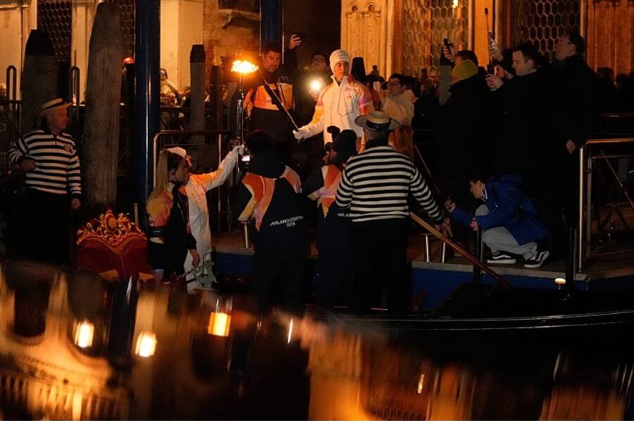 В Венеции прошёл красочный водный карнавальный парад