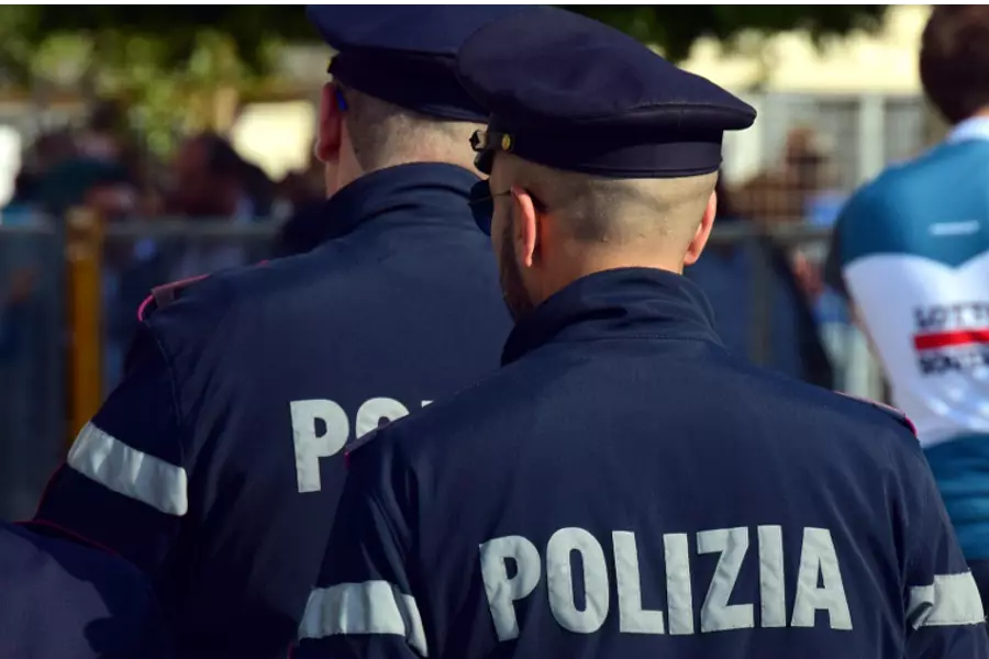 Милан, полицейский получил ножевое ранение на станции Ламбрате