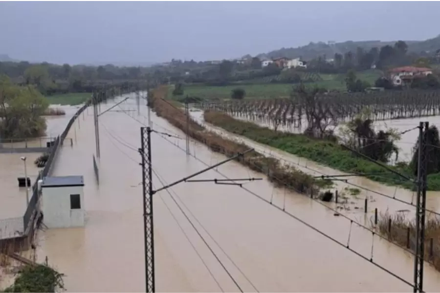 Наводнение остановило поезда на Адриатике: Италия фактически разделена