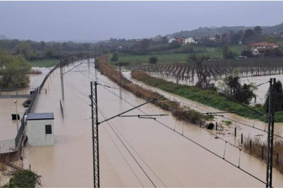 Наводнение остановило поезда на Адриатике: Италия фактически разделена