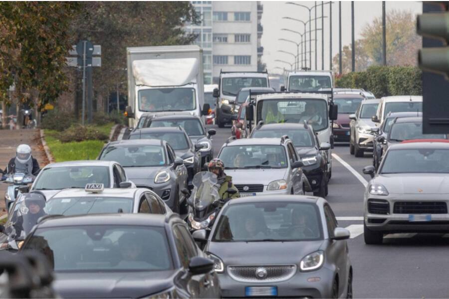 Еврокомиссия пересматривает запрет на новые автомобили с бензиновыми и дизельными двигателями