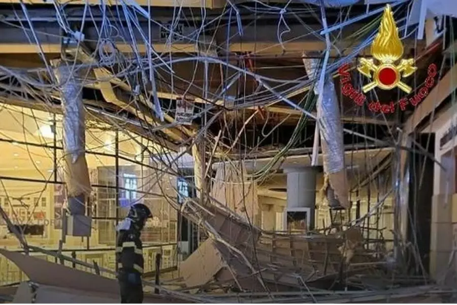 В Марчианизе в торговом центре Campania обрушился подвесной потолок