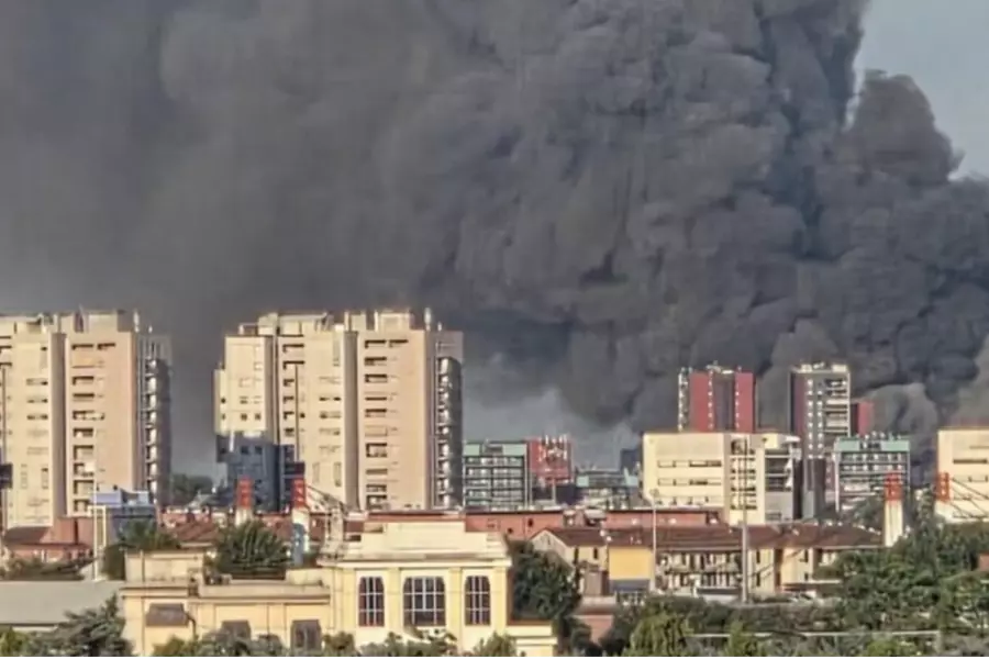 Крупный пожар под Миланом: склад полностью охвачен огнём, дым виден за десятки километров