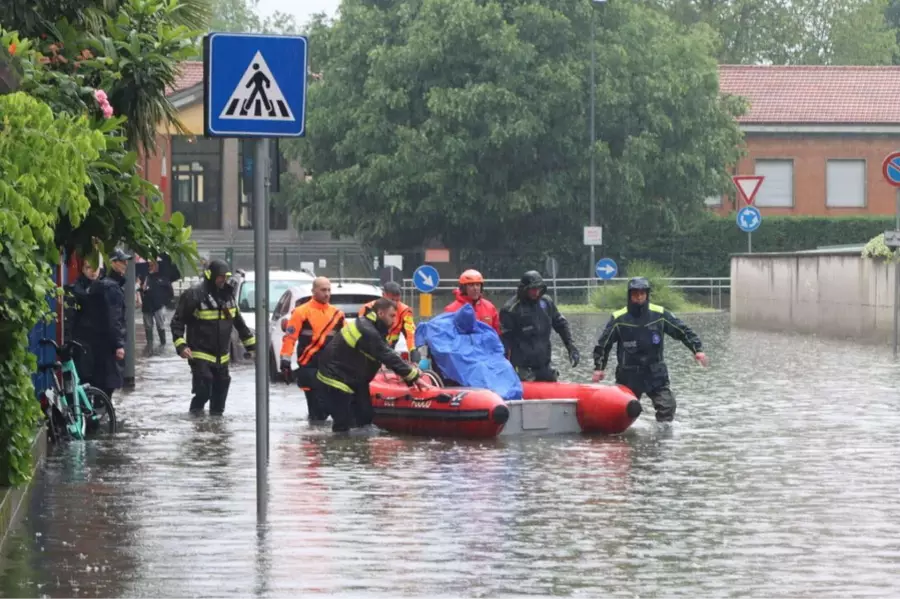 Из-за сильных дождей в Милане были затоплены улицы и перекрыто движение