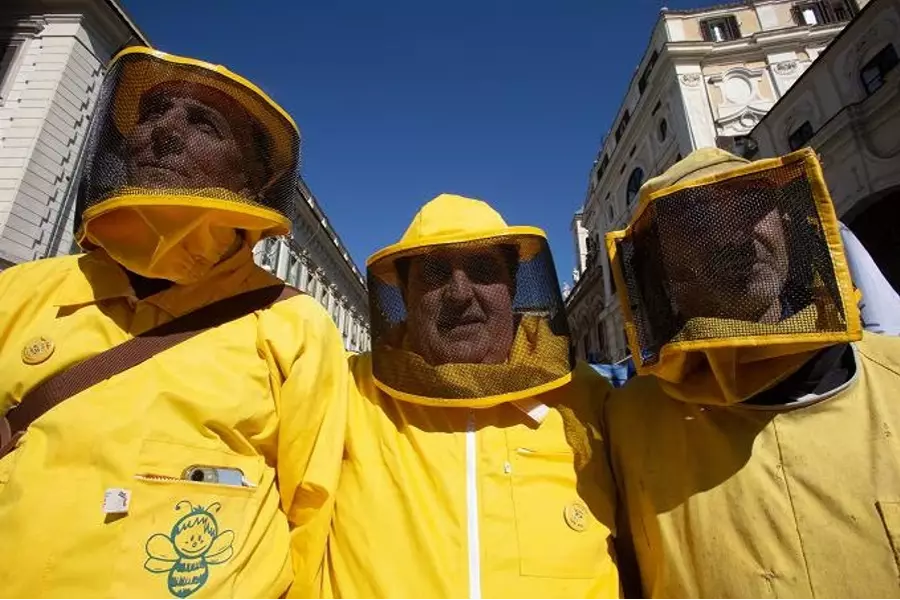 Пчеловоды на площади в Риме: итальянский мед уничтожается