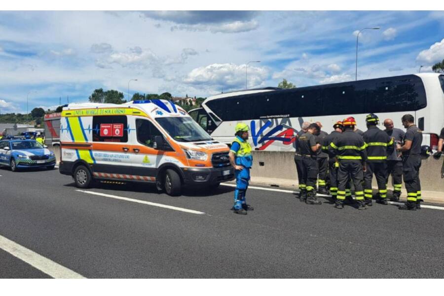 ДТП в Турине: погиб водитель, около двадцати подростков пострадали