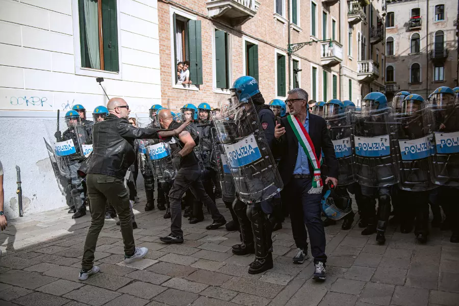 В Венеции прошли столкновения между полицией и протестующими против встречи G7 Justice