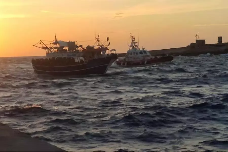Вчера на скалах Поненте на Лампедузе спасли 46 мигрантов, также обнаружено тело