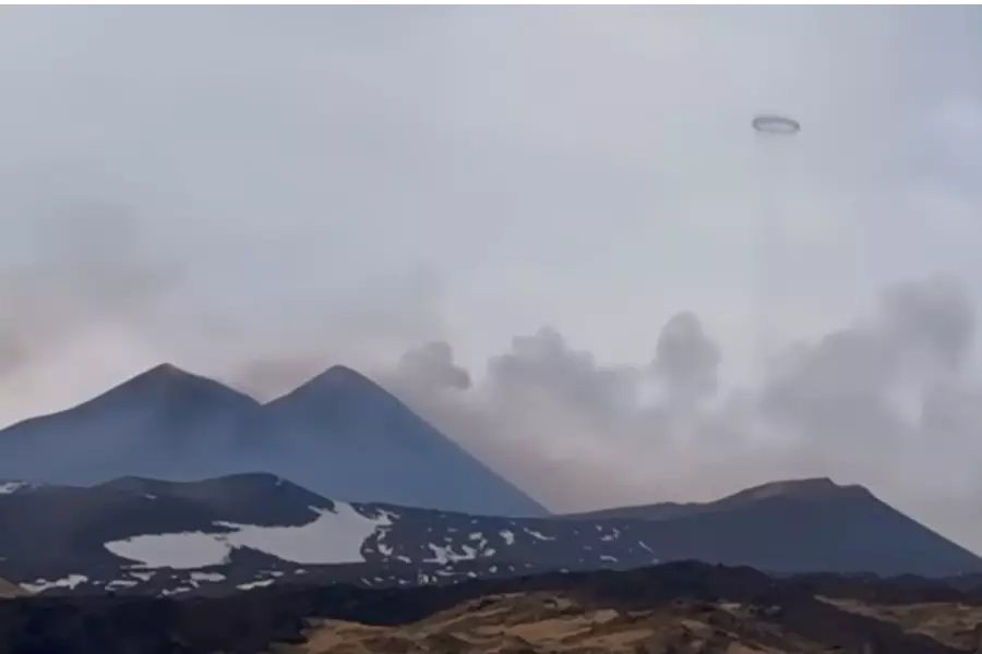 Вулкан Этна выпускает кольца дыма