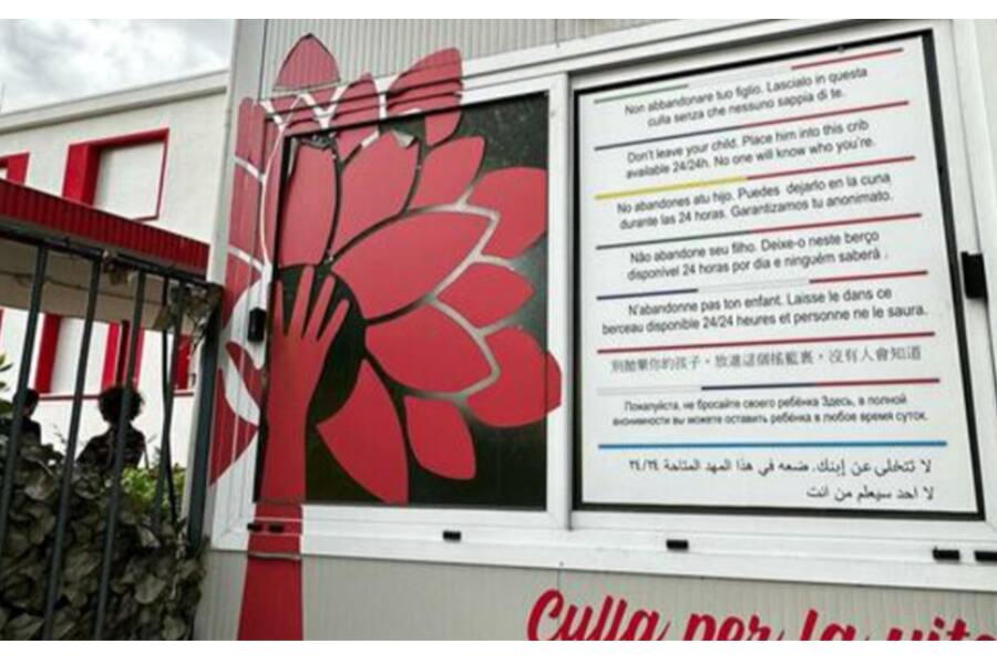 В Бергамо младенца оставили в «Колыбели жизни»: ребёнок чувствует себя хорошо