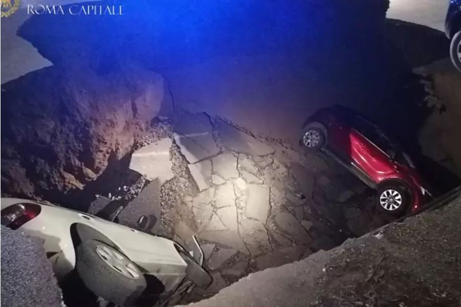 В Риме в яму на дороге глубиной 10 метров провалилось два автомобиля