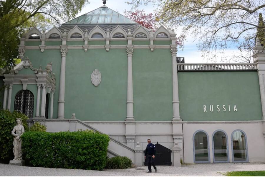 Еврокомиссия пригрозила лишить Венецианскую биеннале финансирования