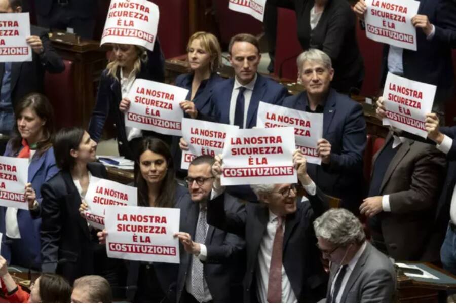 Парламент Италии одобрил закон о безопасности под песню Bella Ciao