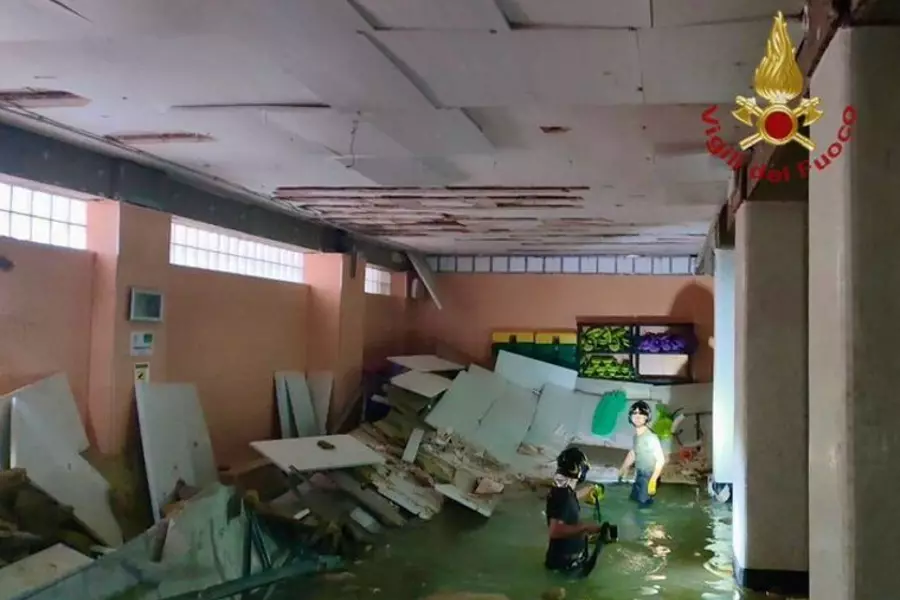 В Бари в крытом бассейне обрушился подвесной потолок, пострадали подростки