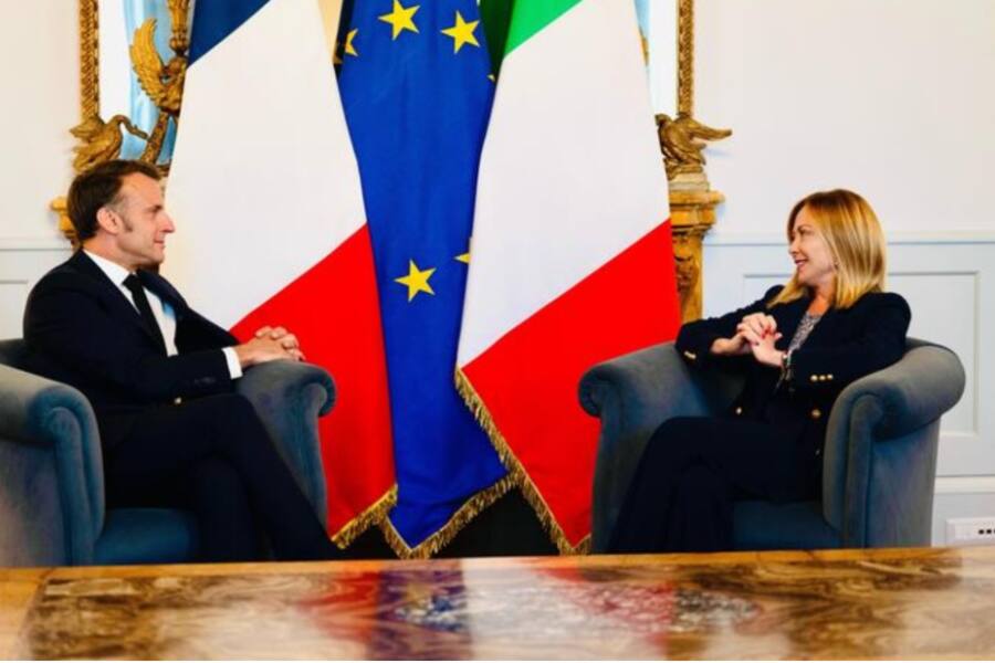 Мелони поддержала Макрона: ЕС пора начать переговоры с Россией