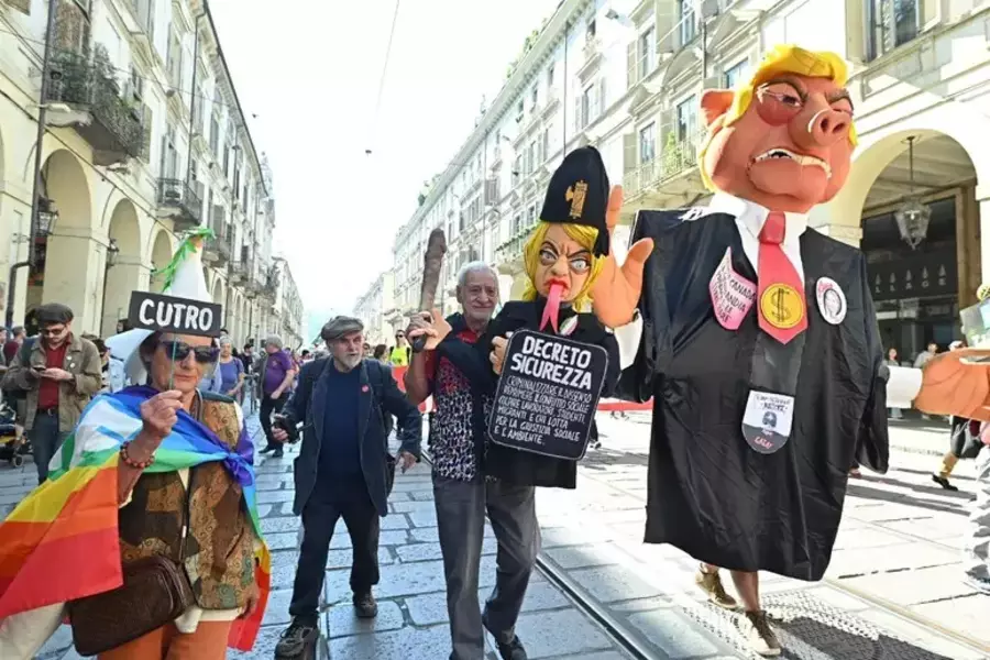 В Турине на первомайском шествии сожгли флаги США, Израиля и ЕС