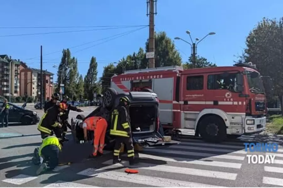 В результате ДТП на перекрестке в Турине перевернулась машина: трое пострадали