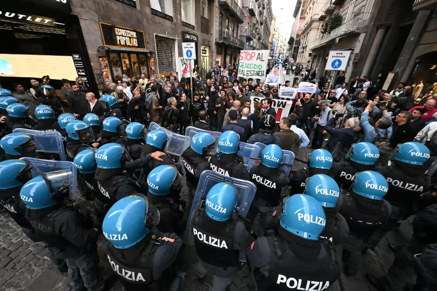 В Неаполе произошли столкновения между полицией и протестующими против НАТО
