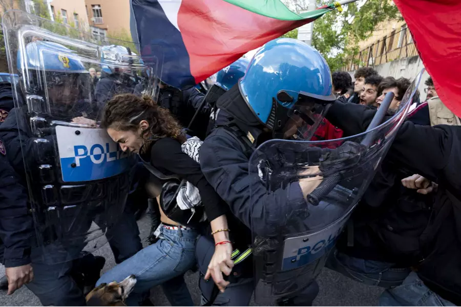 Перед университетом Сапиенца вновь произошло столкновение полиции и студентов