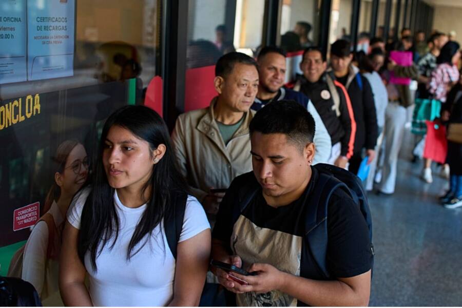 Испания начала легализацию сотен тысяч нелегальных мигрантов