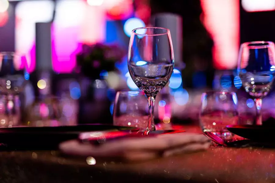 В миланском ресторане 51-летняя женщина выпила вместо бокала вина моющее средство