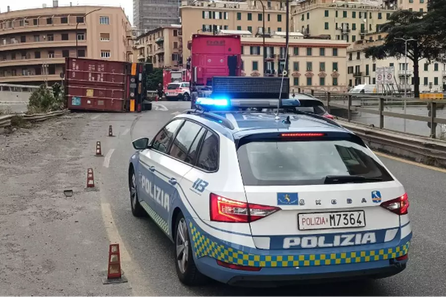 В Генуе на эстакаде перевернулся грузовик, водитель получил травмы